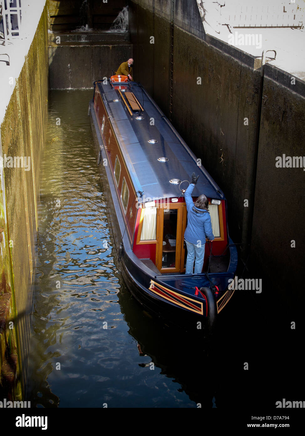 Kanal Longboat verhandeln Sperre für Union Canal Falkirk Stockfoto