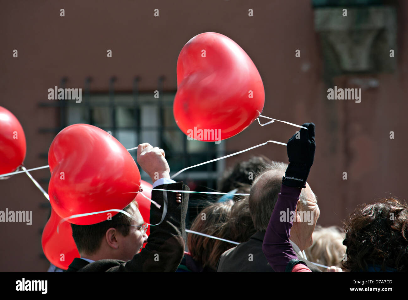 Menschen feiern eine Hochzeit mit roten Herzen Luftballons, Burghausen Oberbayern Deutschland Stockfoto