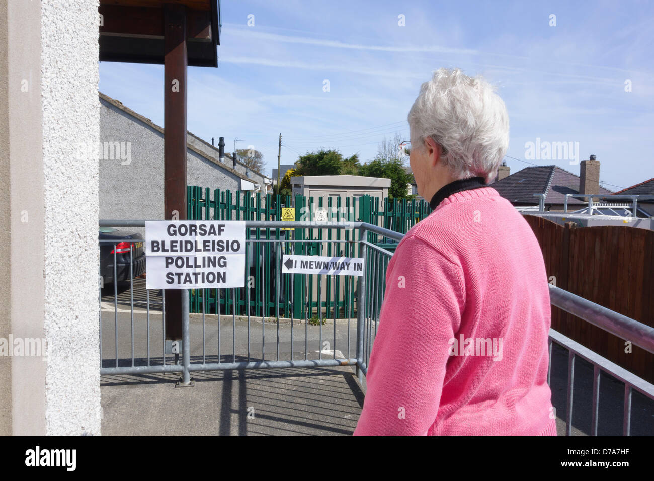 Benllech, Isle of Anglesey, Wales, UK. Donnerstag, 2. Mai 2013. Eine ältere Frau, die Wähler in das Wahllokal in Lligwy ward in der lokalen Wahlen auf Ynys Mon County Council zu stimmen. Anglesey ist der einzige Rat in Wales, wo gibt es eine Wahl, nachdem es im Jahr 2012, wenn alle anderen Walisischen Räte gewählt wurden, damit eine Überprüfung für den unruhigen Rat verschoben wurde. Stockfoto