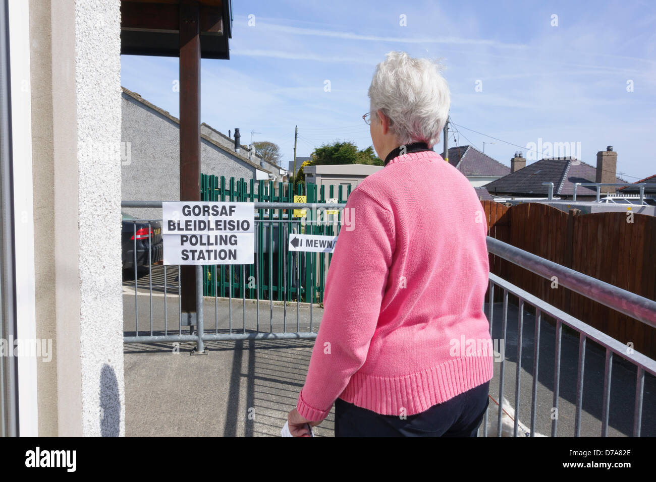 Benllech, Isle of Anglesey, Wales, UK.  Donnerstag, 2. Mai 2013. Eine ältere Frau-Wähler tritt das Wahllokal in Lligwy Gemeinde Wahlrecht bei den Kommunalwahlen für Ynys Mon County Council. Anglesey ist der einzige Rat in Wales, wo es sein wird, eine Wahl, nachdem es im Jahr 2012 verschoben wurde, als alle anderen walisischen Räte, gewählt wurden damit eine Wahlkommission Überprüfung für den unruhigen Rat stattfinden kann. Bildnachweis: Realimage /Alamy Live-Nachrichten Stockfoto
