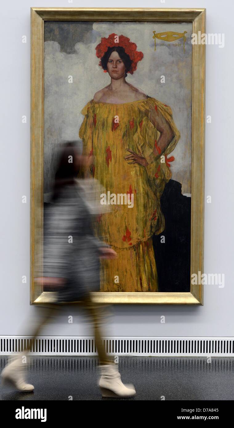 Eine Frau steht vor dem Gemälde im Ballkostuem "("im Kostüm") von Fritz Erler auf der Messe"Secessionisten"im Museum Gunzenhauser in Chemnitz, Deutschland, 02 Mai 2013.  Die Ausstellung der Alfred Gunzenhauser Sammlung ist bis zum 17. November geöffnet. Foto: Hendrik Schmidt Stockfoto
