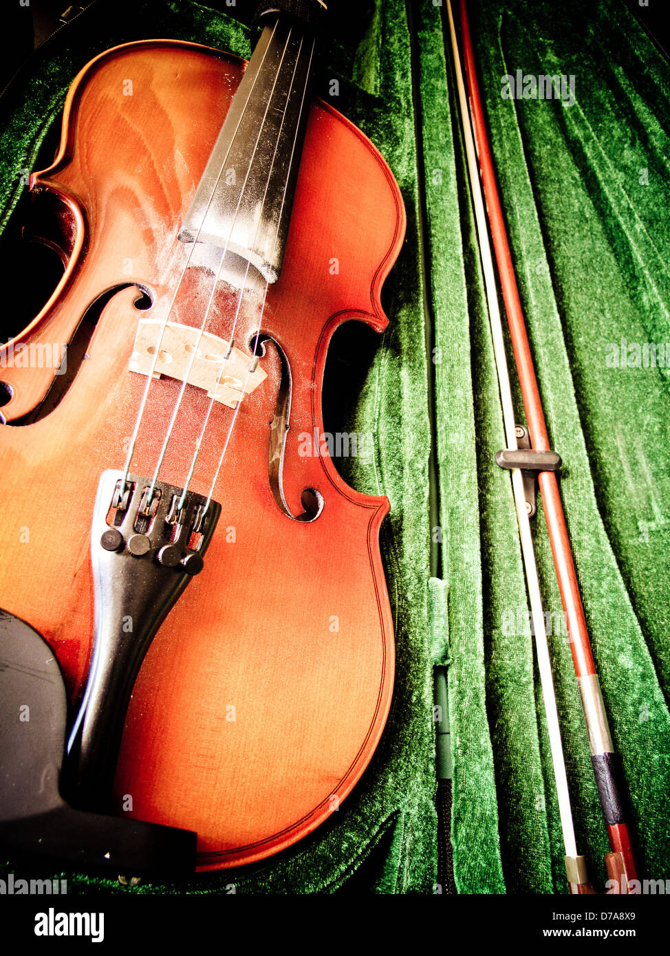Geige mit Bogen und Kolophonium Staub bei Stockfoto