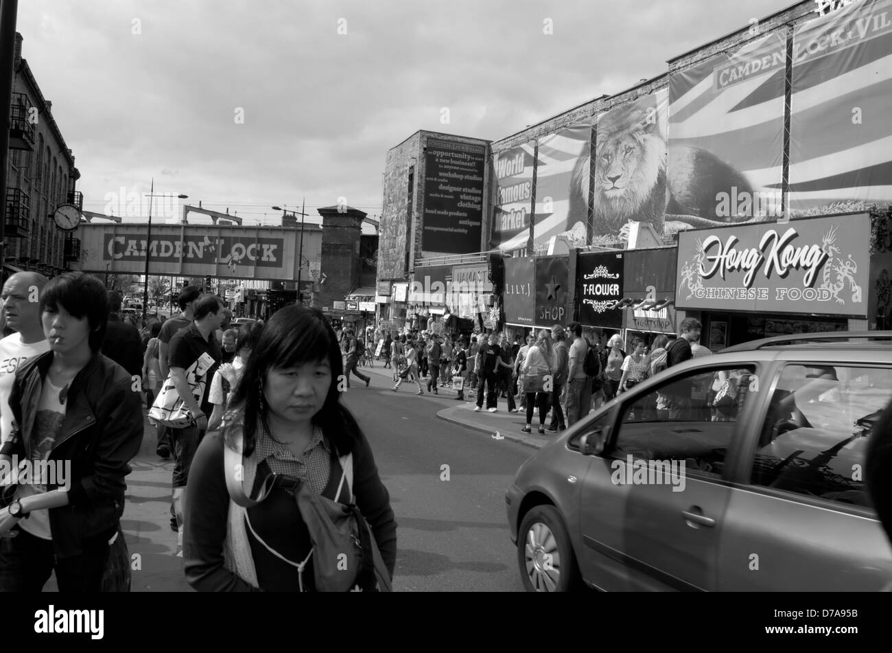 Massen an der Camden High Street in London, England Stockfoto