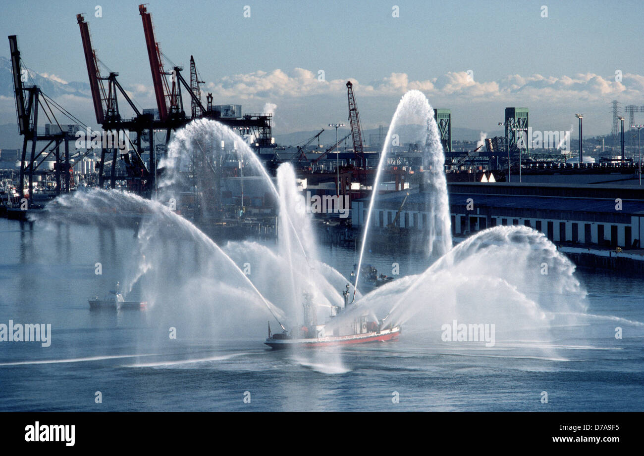 Ein Los Angeles City Fire Department Löschboot testet seine Feuerwehrbedarf und macht mehrere Wassersprays im Hafen von Los Angeles in Kalifornien. Stockfoto