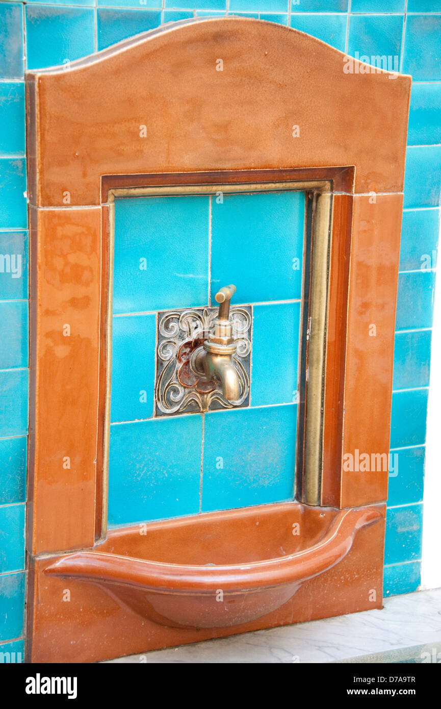 Kachelofen Jugendstil Trinkbrunnen Leitungswasser Stockfoto