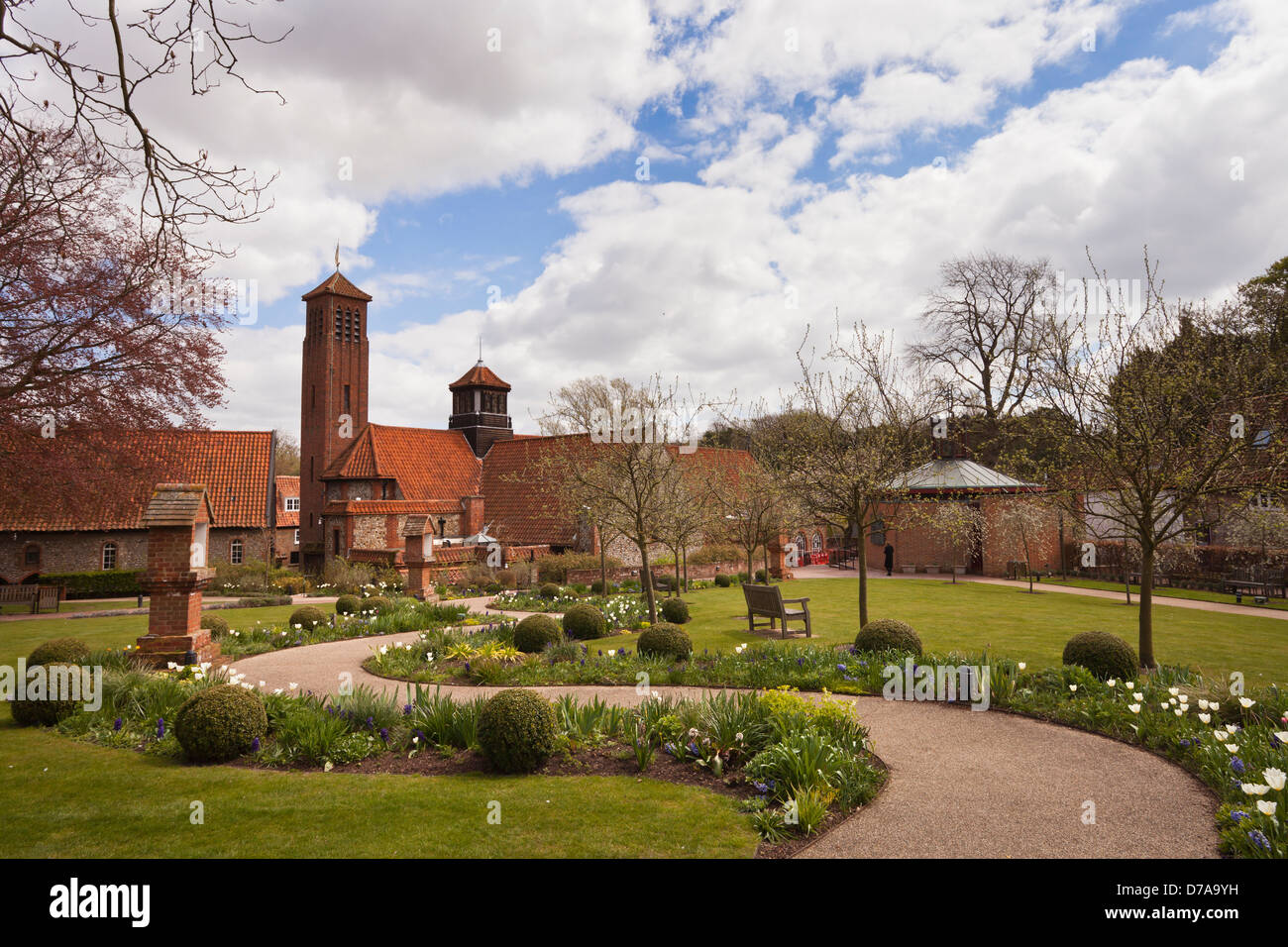 Die Gärten an der anglikanischen Schrein Liebfrauenkirche von Walsingham, wenig Walsingham, Norfolk. Stockfoto