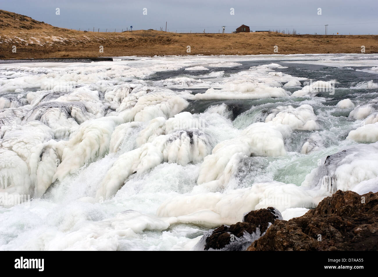 Einem gefrorenen Wasserfall in einem wilden Fluss in Island im winter Stockfoto