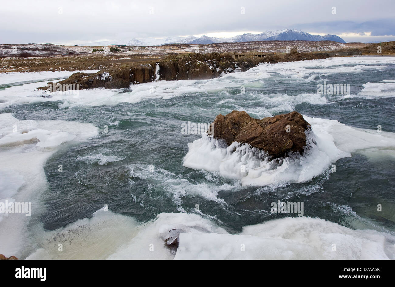 Einem gefrorenen Wasserfall in einem wilden Fluss in Island im winter Stockfoto