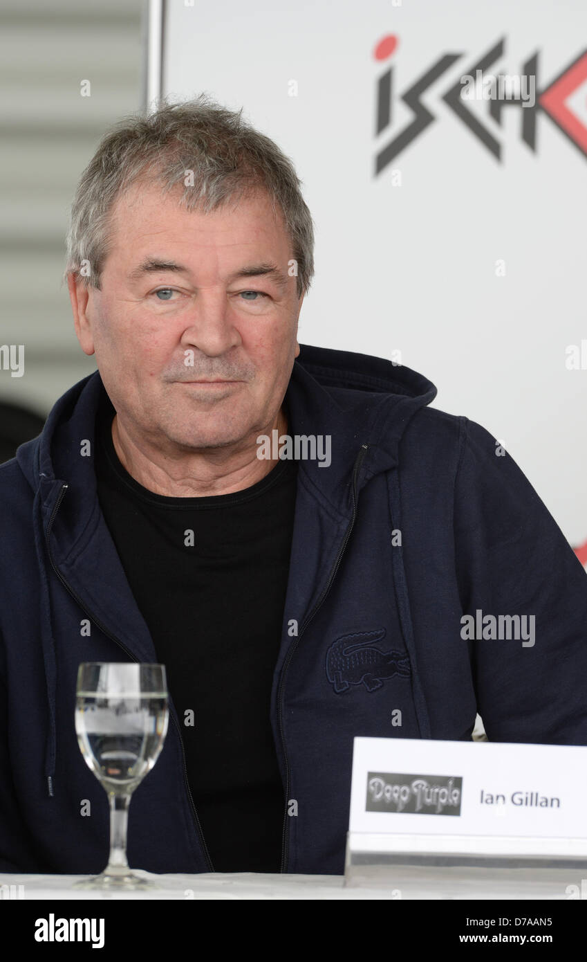 Sänger Ian Gillan von britischen Rockband Deep Purple sitzt im Rahmen einer Pressekonferenz für die Open Air-Konzert auf der Idalp in Ischgl, Österreich, 30. April 2013. Foto: FELIX HOERHAGER Stockfoto