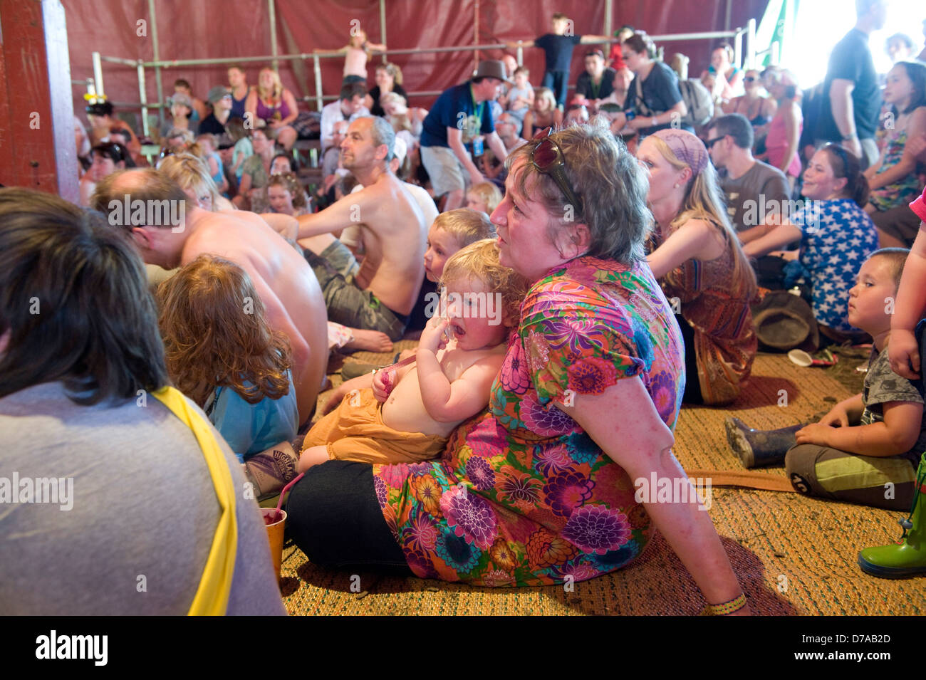 Skurrile Handlungen und Personen auf dem Glastonbury Festival im Sommer. Stockfoto