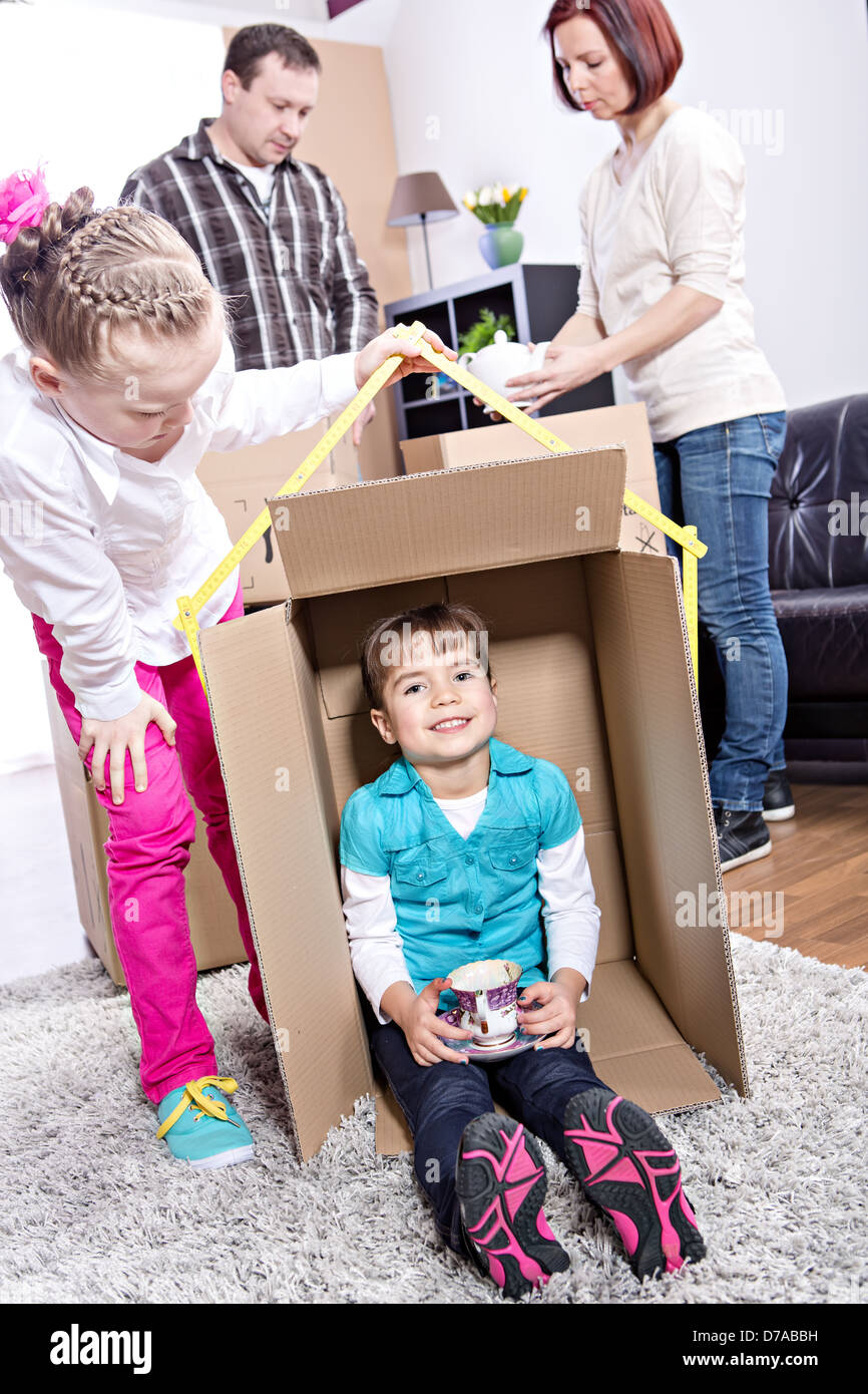 junge Familie durch Verpackung für Umzug in ein neues Zuhause Stockfoto