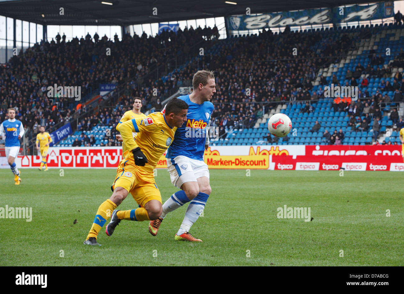 Sport, Fußball, 2. Bundesliga, deutsche zweite Liga, 2012/2013, VfL Bochum gegen Eintracht Braunschweig 0:1, Rewirpowerstadion in Bochum, Szene des Spiels, v.l.n.r.: Omar Elabdellaoui (Braunschweig), Michael Lumb (Bochum) Stockfoto