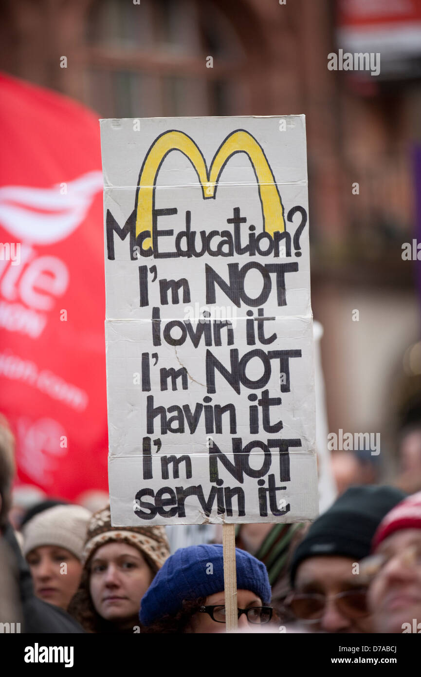 Protest Zeichen Plakat gegen Bildung schneidet UK Stockfoto