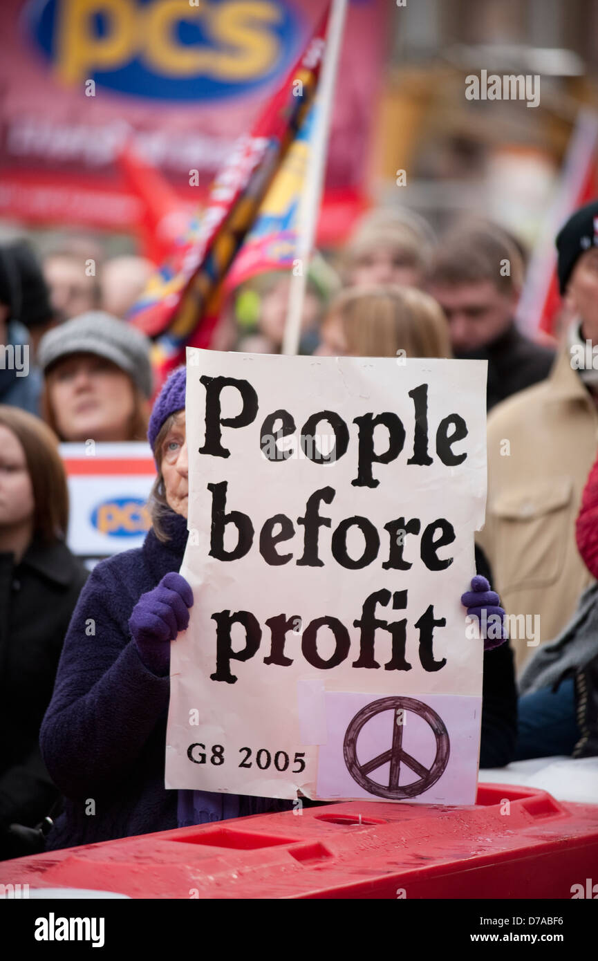 Menschen vor dem Profit CND Demonstration Zeichen G8 Stockfoto