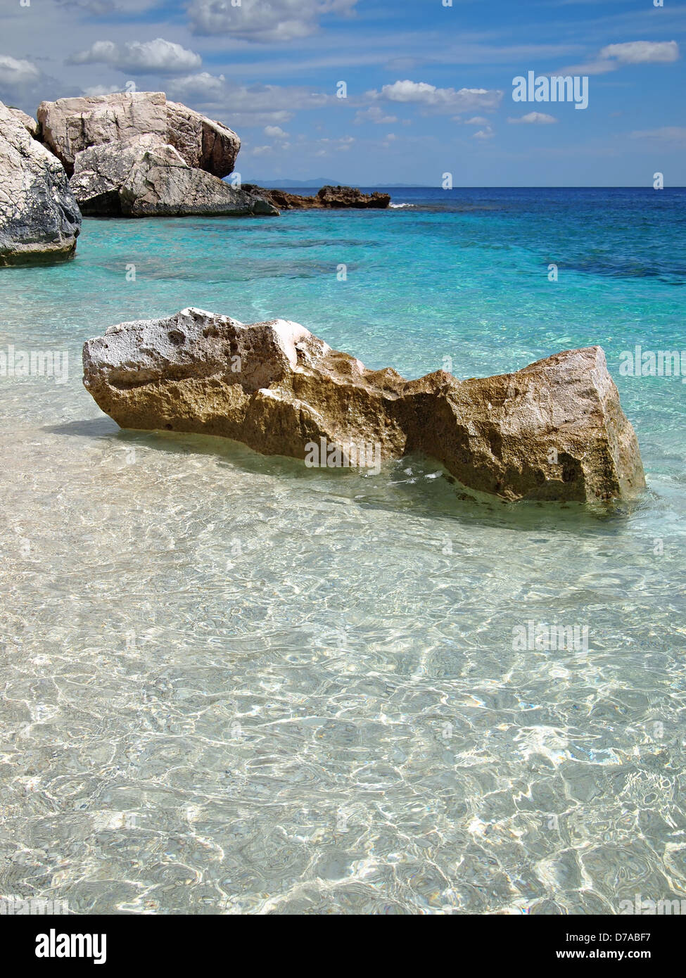 Großen Felsen in der flachen smaragdgrünen See an einem Strand an der Costa Smeralda in Sardinien, Italien. Stockfoto