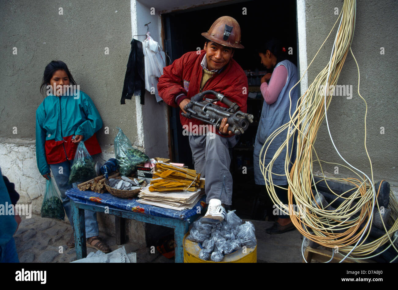 Shop Verkauf Bergleute Voraussetzungen einschließlich Dynamit und Coca-Blätter-Bergmann zeigt pneumatische Bohrer Potosi Bolivien Stockfoto