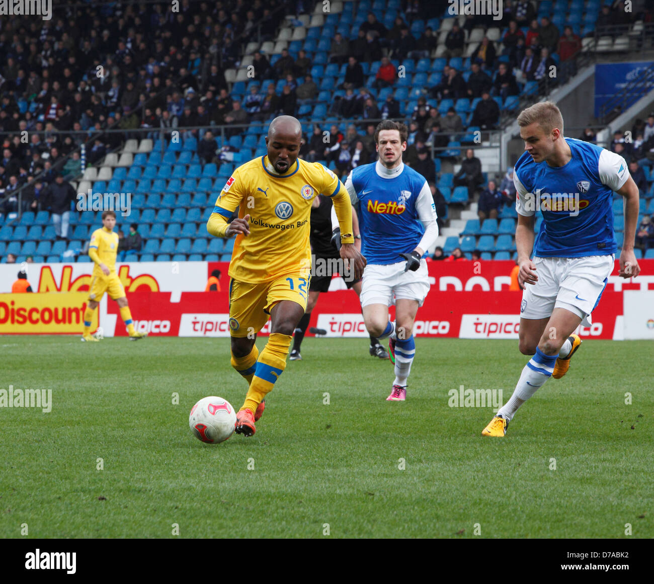 Sport, Fußball, 2. Bundesliga, deutsche zweite Liga, 2012/2013, VfL Bochum gegen Eintracht Braunschweig 0:1, Rewirpowerstadion in Bochum, Szene des Spiels, v.l.n.r.: Domi Kumbela (Braunschweig), Michael Delura (Bochum), Holmar Oern Eyjolfsson (Bochum) Stockfoto