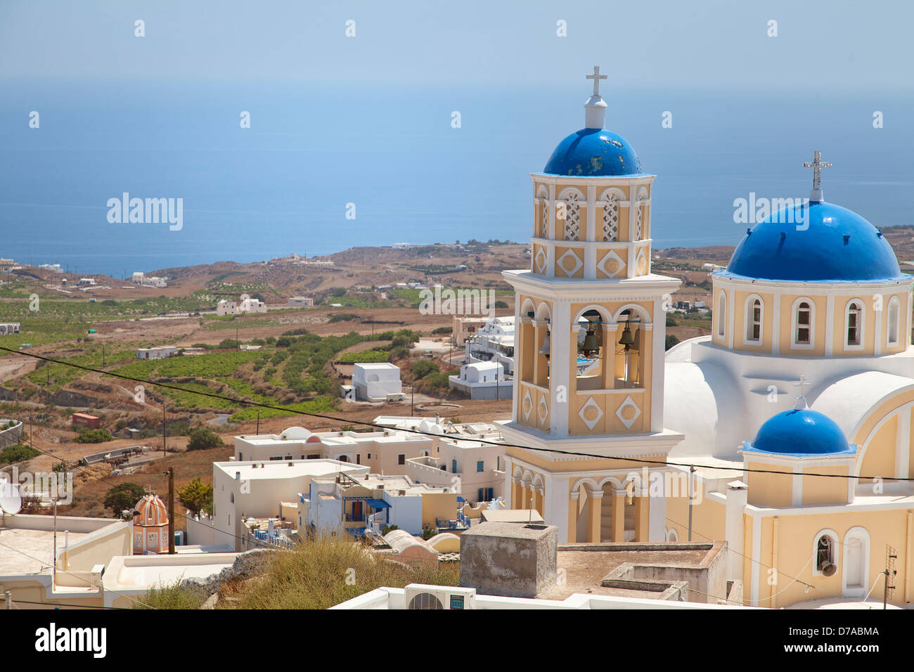 Kirche in Fira mit Blick aufs Meer. Santorini, Griechenland. Stockfoto