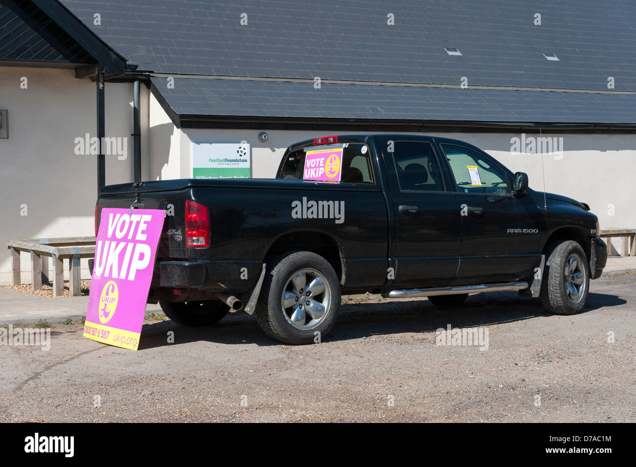 Willingham, Cambridgeshire, Großbritannien. 2. Mai 2013. Der UK Independence Party machen einen Endspurt bei den Kommunalwahlen durch große Plakate an einem Fahrzeug gegenüber dem Wahllokal am Willingham Cambridgeshire UK 2. Mai 2013 verlassen. Das Gebiet wurde eine konservative Hochburg jedoch in der Nähe Ramsey Gas die einzige Autorität der UKIP laufen im Vereinigten Königreich. Bildnachweis: Julian Eales / Alamy Live News Stockfoto