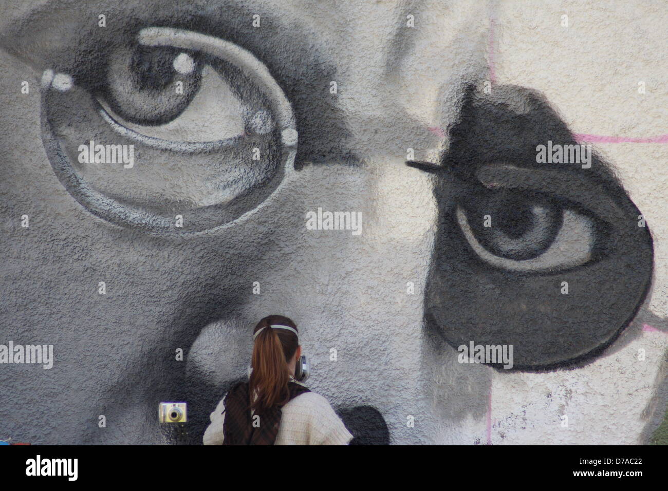 2. Mai 2013: professionelle Graffiti-Künstler, Sarah Yates bringt den letzten Schliff zu ihrem 42 ft Wandbild von Sheffield Harry Brearley auf der Seite der Stadt Howard Hotel zum Gedenken 100 Jahre seit der Entdeckung von Edelstahl.  Brearley entdeckt Edelstahl in Sheffield im Jahre 1913. Sarah, auch bekannt als Faunagraphic, ist einer der wenigen professionellen britischen Graffiti-Künstler. Stockfoto