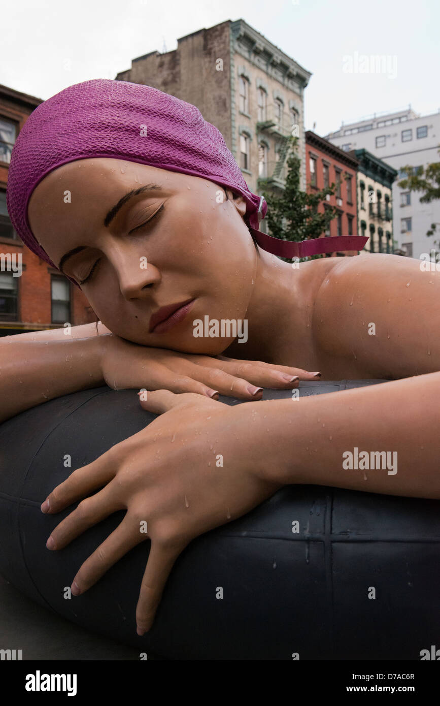 Überleben der Serena ist ein kleines Kunstwerk von Carole Feuerman in Petrosino Square in New York. Stockfoto