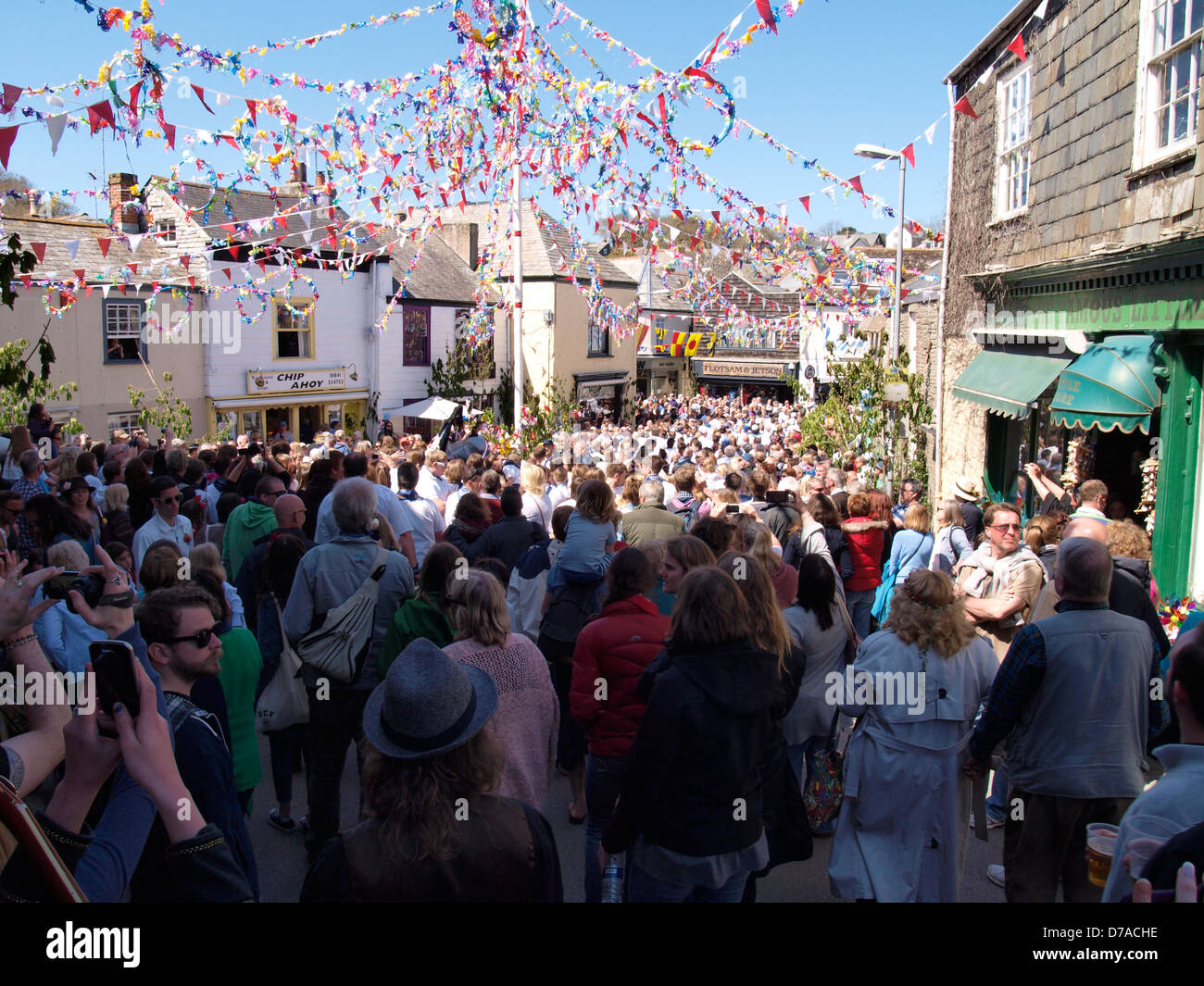 Massen rund um den Maibaum in Padstow May Day ' Obby ' Oss Day Festival, Cornwall, UK 2013 Stockfoto