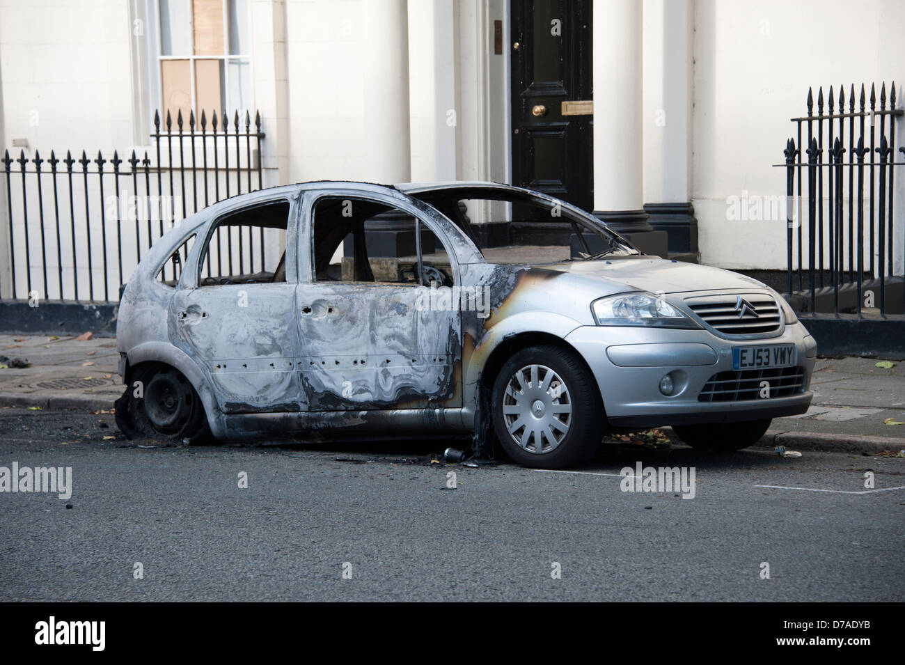 Ausgebrannt-Limousine nach Riot Brandstiftung Stockfoto