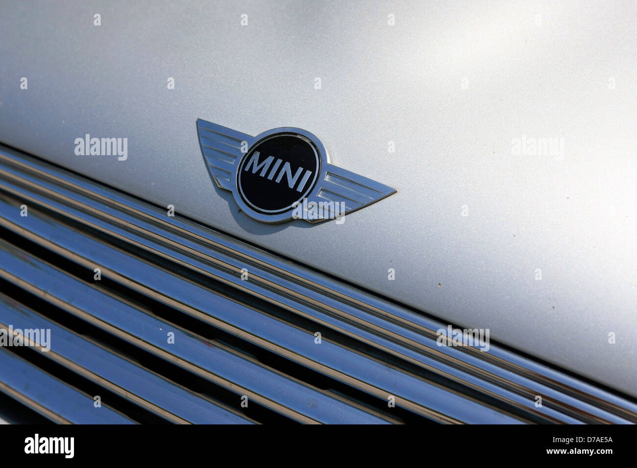 Das Hood Ornament/Symbol eines modernen BMW Mini Cooper Stockfoto