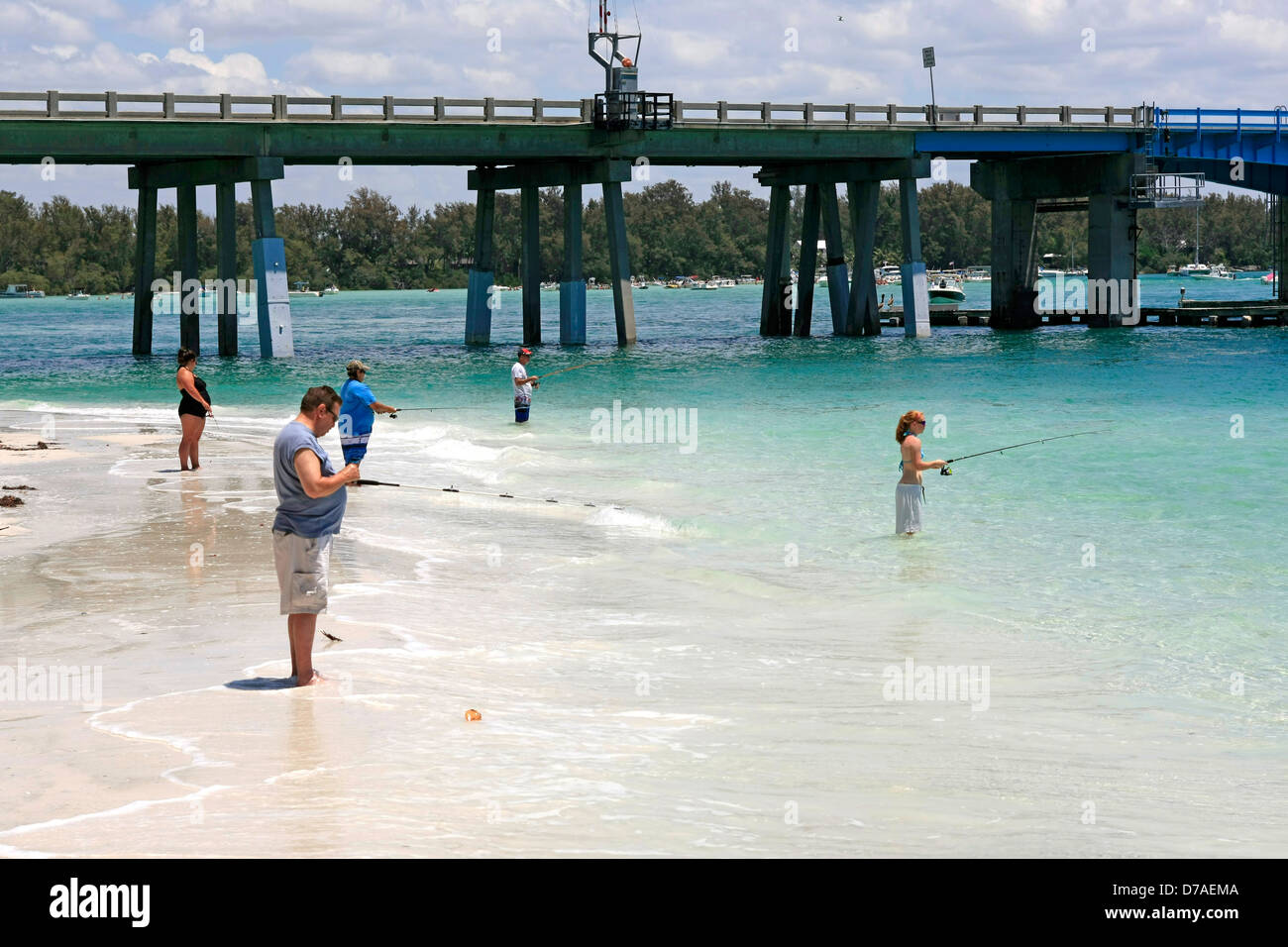 Menschen, die in der Nähe der Brücke verbindet Anna Maria Island, Longboat Key in Florida Angeln Stockfoto