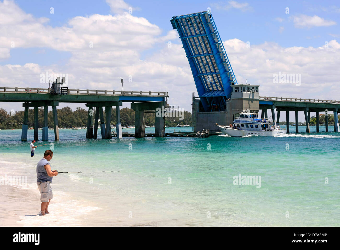 Menschen, die in der Nähe der Brücke verbindet Anna Maria Island, Longboat Key in Florida Angeln Stockfoto