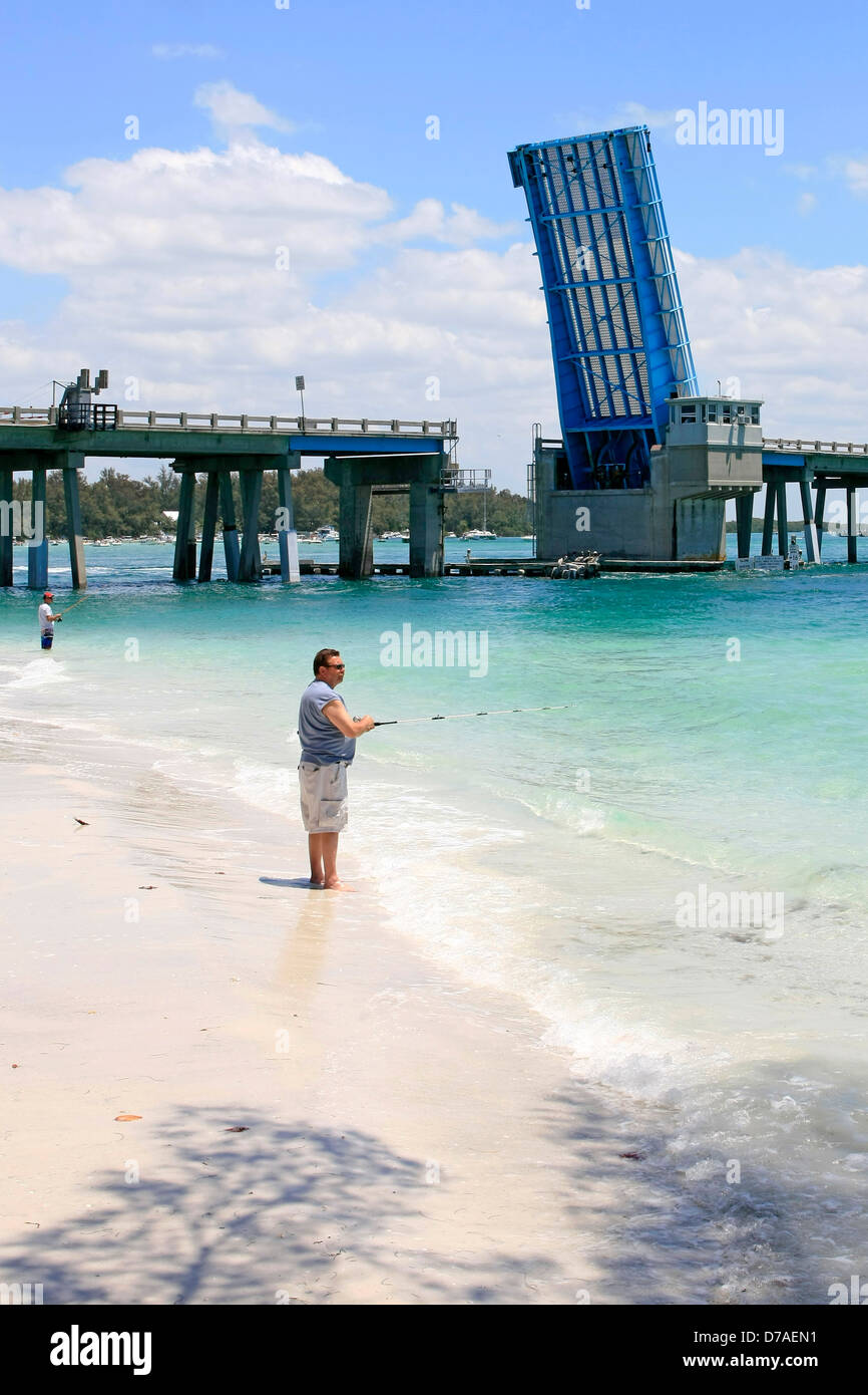 Menschen, die in der Nähe der Brücke verbindet Anna Maria Island, Longboat Key in Florida Angeln Stockfoto