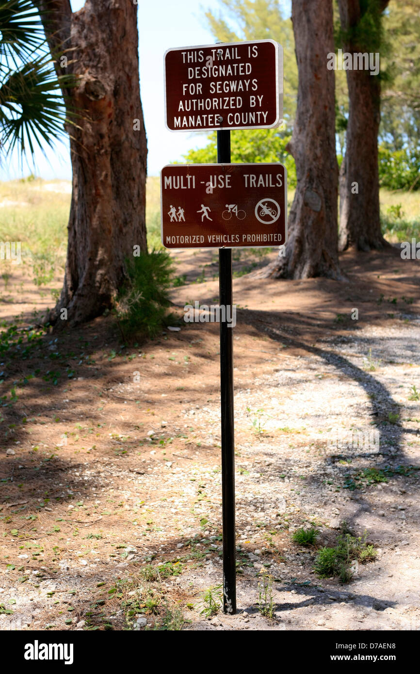 Braune und weiße Wegweiser zeigen, dass der Weg für Segways in Manatee County FL bestimmt ist Stockfoto