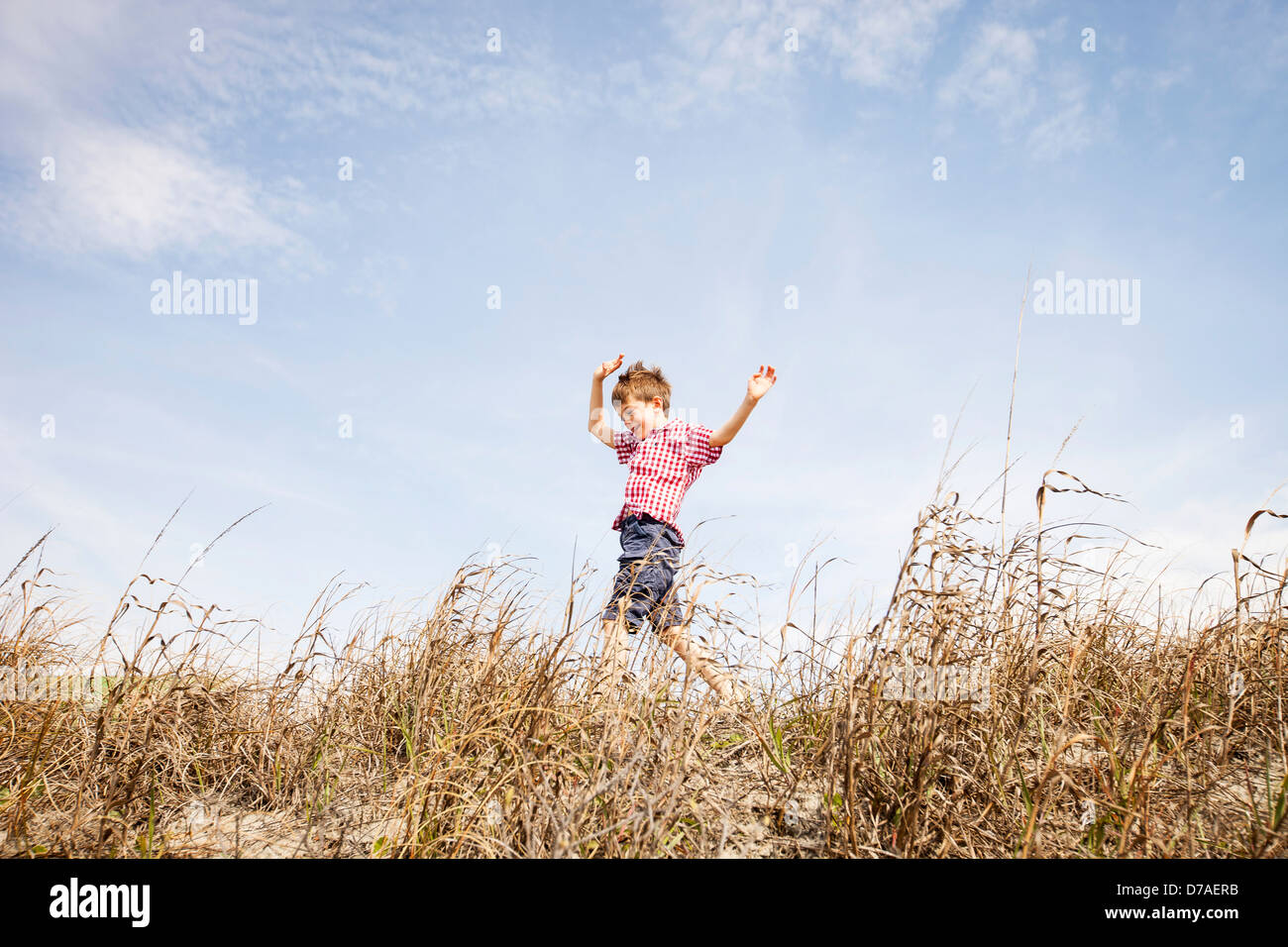 Kind läuft durch Dünen Stockfoto
