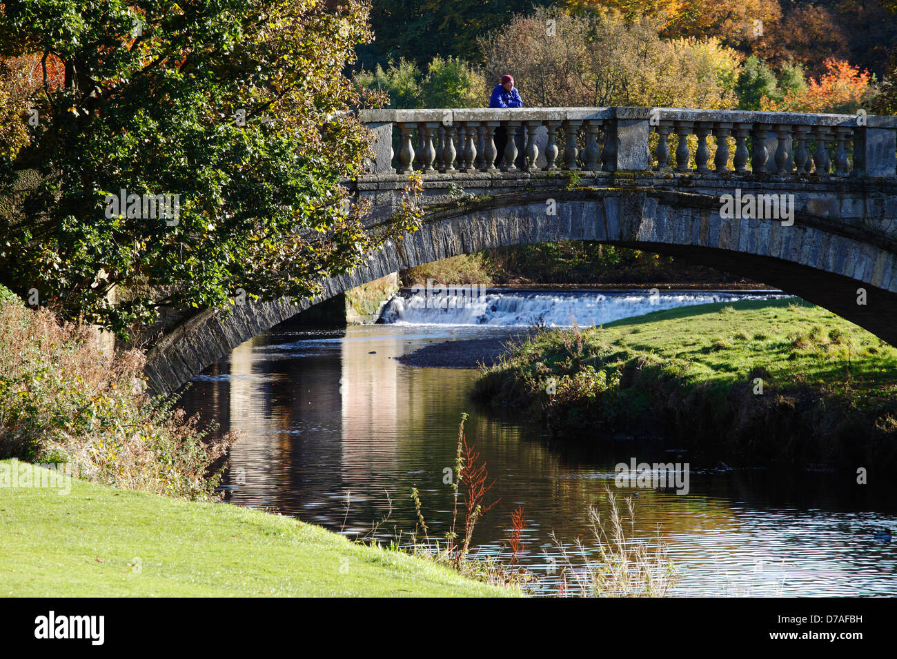 Steinbrücke über das Wasser des White Cart im Pollok Country Park, Glasgow, Schottland, Großbritannien Stockfoto