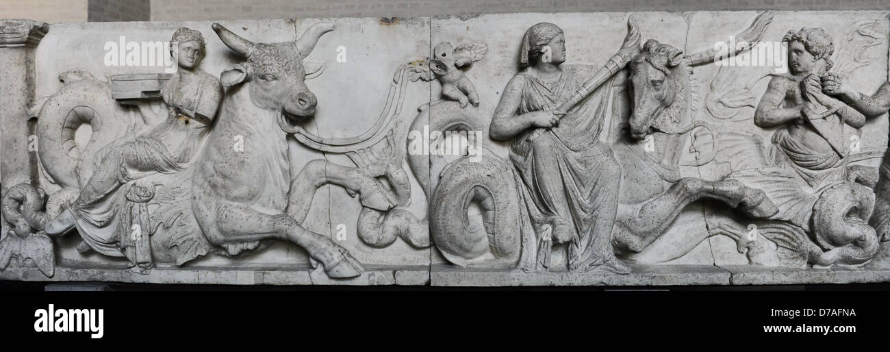 Altar des Domitius Germanicus. Hochzeit von Poseidon und Amphitrite. Triton, Doris und Nereide. Frontplatte. 2. Jh. v. Chr. Stockfoto