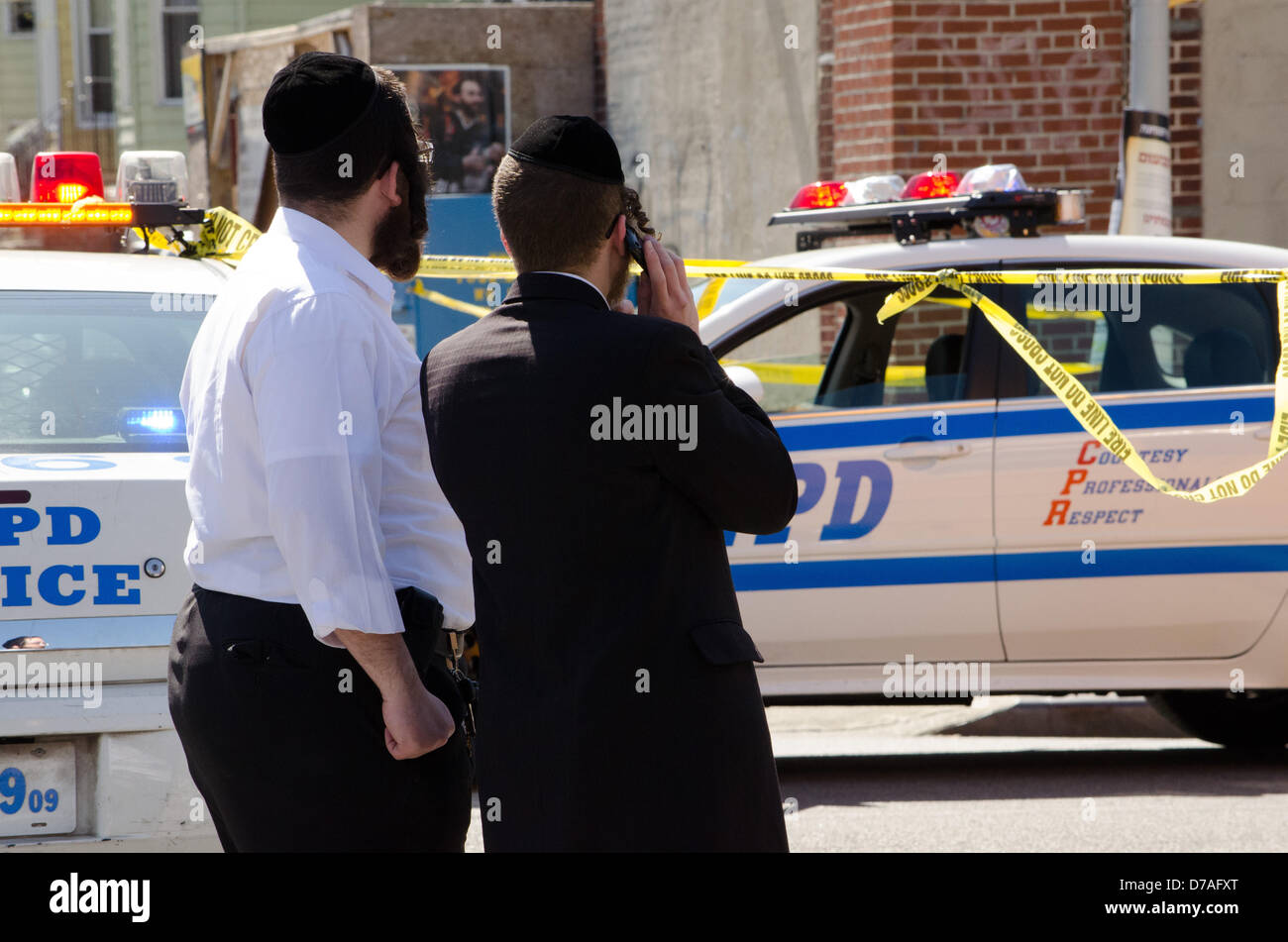 Boro Park, Brooklyn, NY, USA. 2. Mai 2013. Bewohner zu sammeln und beobachten, wie NYPD sammeln Beweise am Tatort... Bildnachweis: Michael Glenn / Alamy Live News Stockfoto
