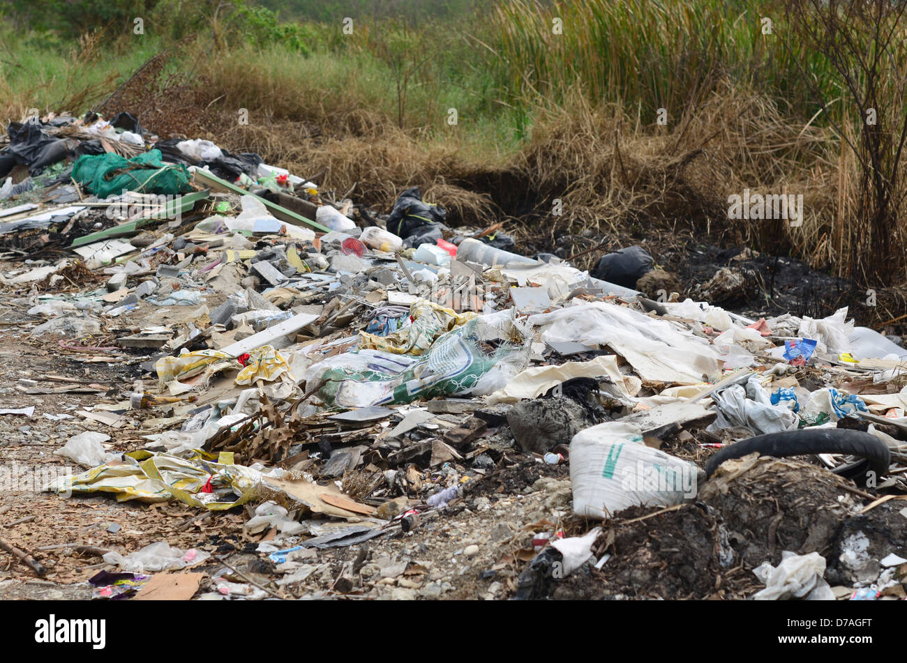 Illegale Ablagerung am Straßenrand Stockfoto