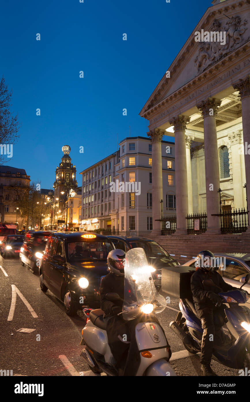 Verkehr auf St.Martins platzieren, das Kolosseum-Theater im Hintergrund, West End, London, England Stockfoto