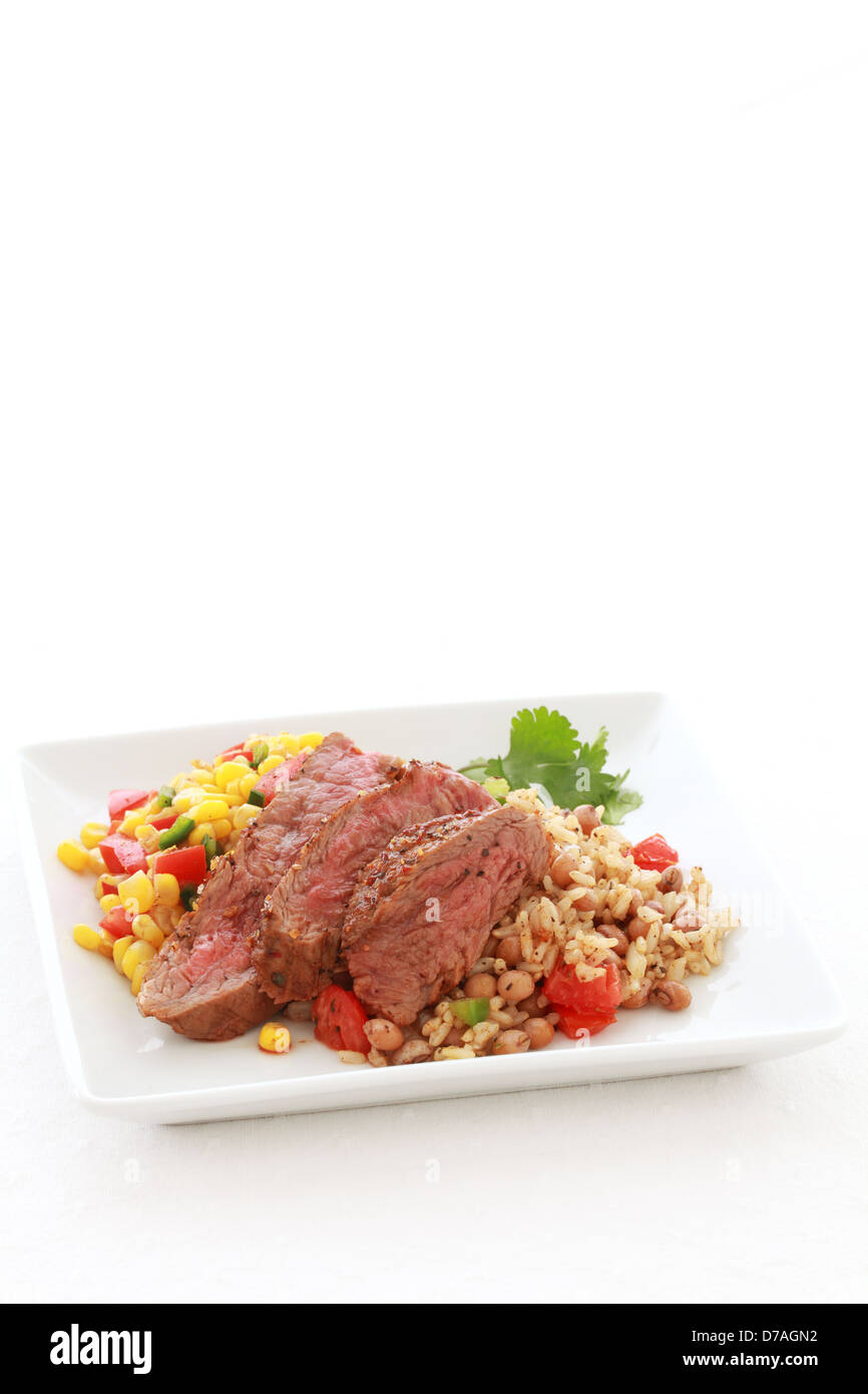Eine Mahlzeit bestehend aus Rock Steak, brauner Reis und Mais. Stockfoto