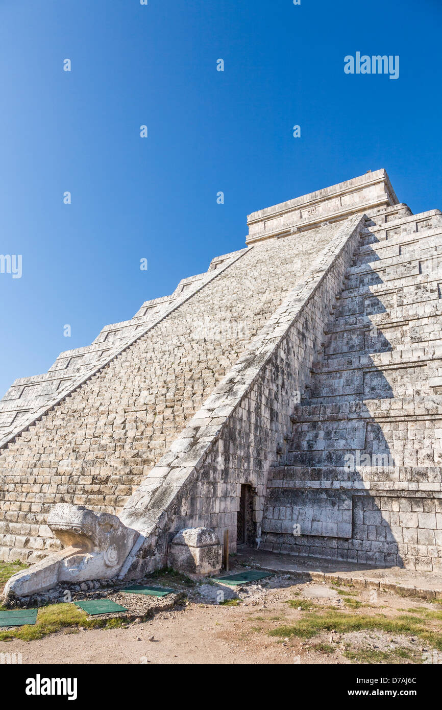 Kukulkan Pyramide in Chichen Itza Yucatan Mexiko - gefiederte Schlange-Skulptur am Fuße eines der Treppenhäuser, blauer Himmel Stockfoto