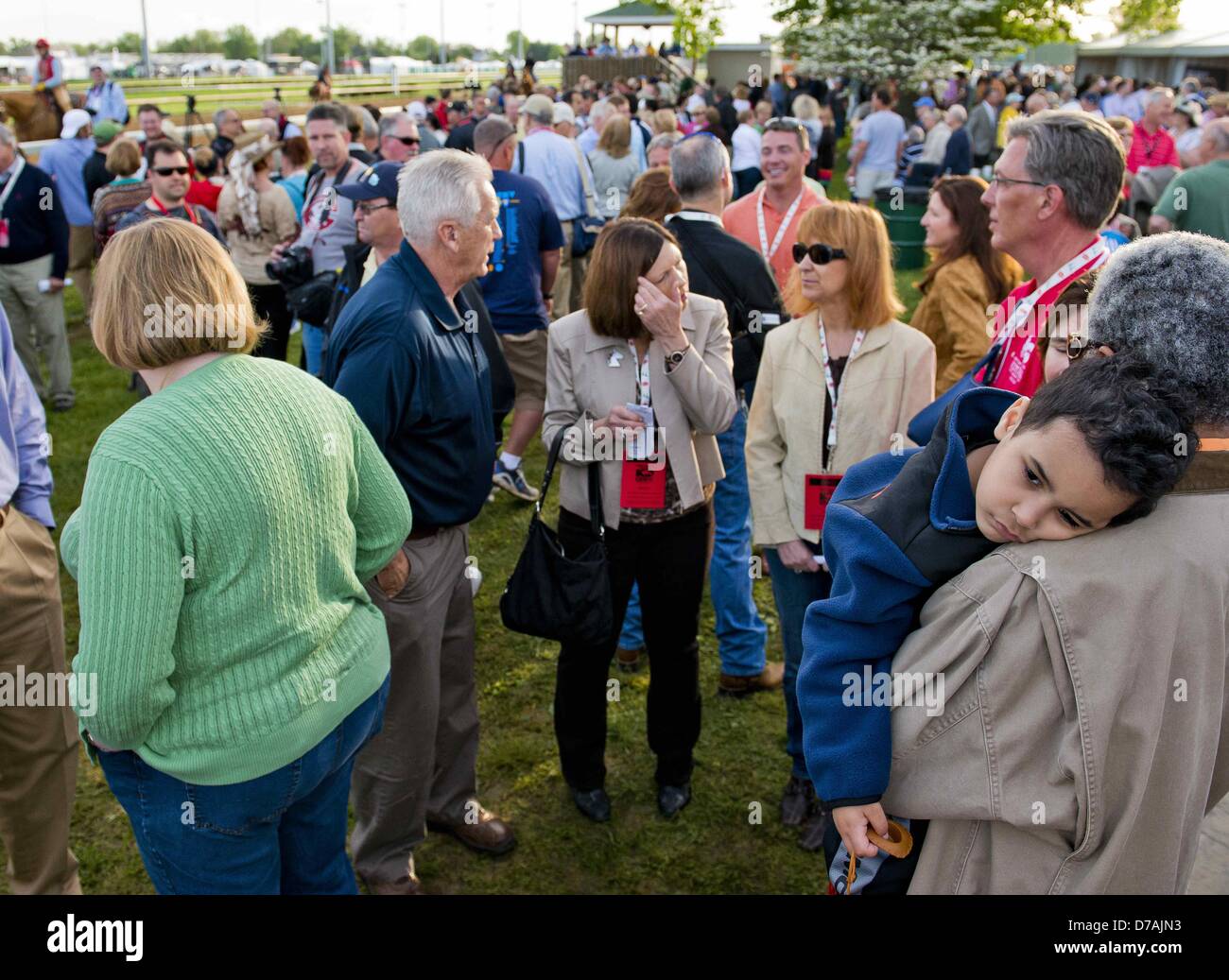 2. Mai 2013 - Louisville, Kentucky, USA - Nehemia Friedman, 3, ist nicht die geringsten interessiert das Chaos auf der Rückseite seiner Großmutter Marita Willis gibt ihm eine Fahrt während des Trainings am Morgen für das Kentucky Derby in Churchill Downs in Louisville, Kentucky auf 2. Mai 2013. (Kredit-Bild: © Scott Serio/Eclipse/ZUMAPRESS.com) Stockfoto