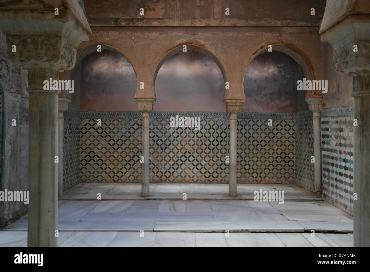 Alhambra. Schönen al-Andalus Bögen, Kupfer getönten Wänden, gemusterte Fliesen und Marmorboden in den Nasriden Palast, Alhambra Stockfoto