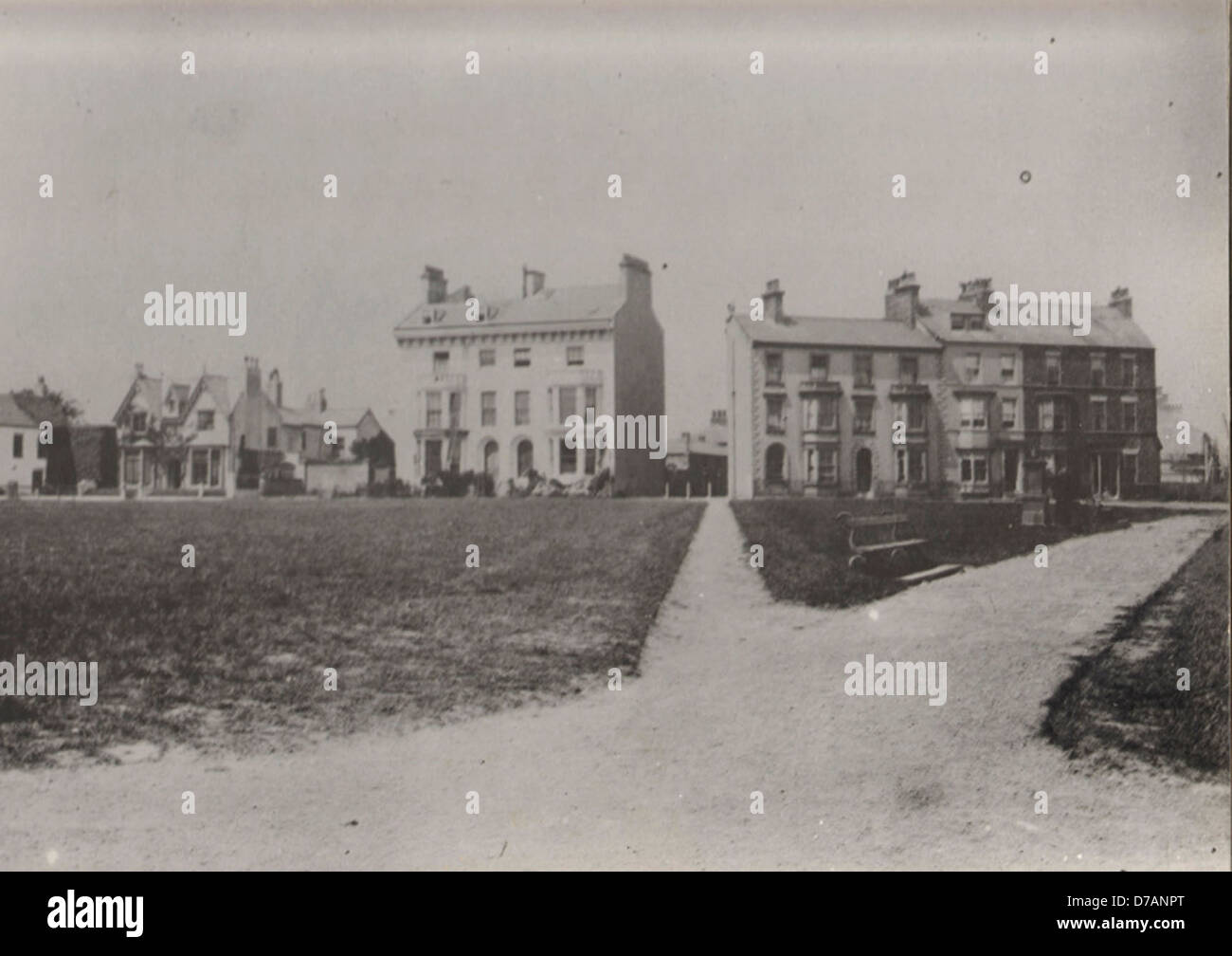 Die Pattison Bänke in Green County Durham sind Teil des lokalen Kulturerbes, mit traditionellem Design und einem friedlichen Ort zum Ausruhen inmitten der grünen Landschaft von Hartlepool. Stockfoto