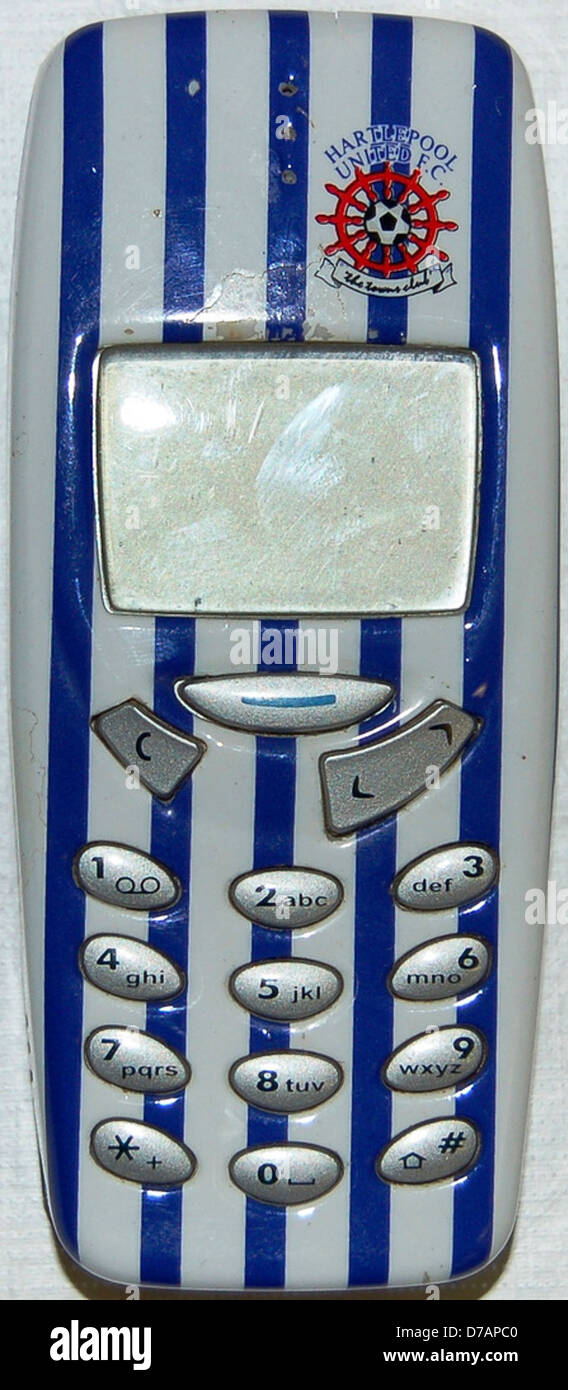 Das Nokia 3310 war ein beliebtes Mobiltelefon, das 2000 veröffentlicht wurde und für seine Langlebigkeit, lange Akkulaufzeit und sein kultiges Design bekannt ist. Stockfoto
