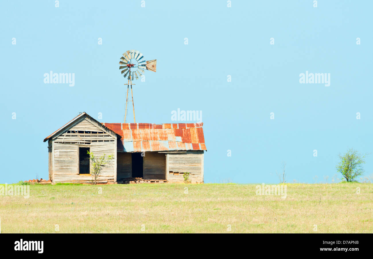 Ein altes verfallenes verlassenes Bauernhaus auf den Ebenen von Oklahoma. Oklahoma, USA. Stockfoto