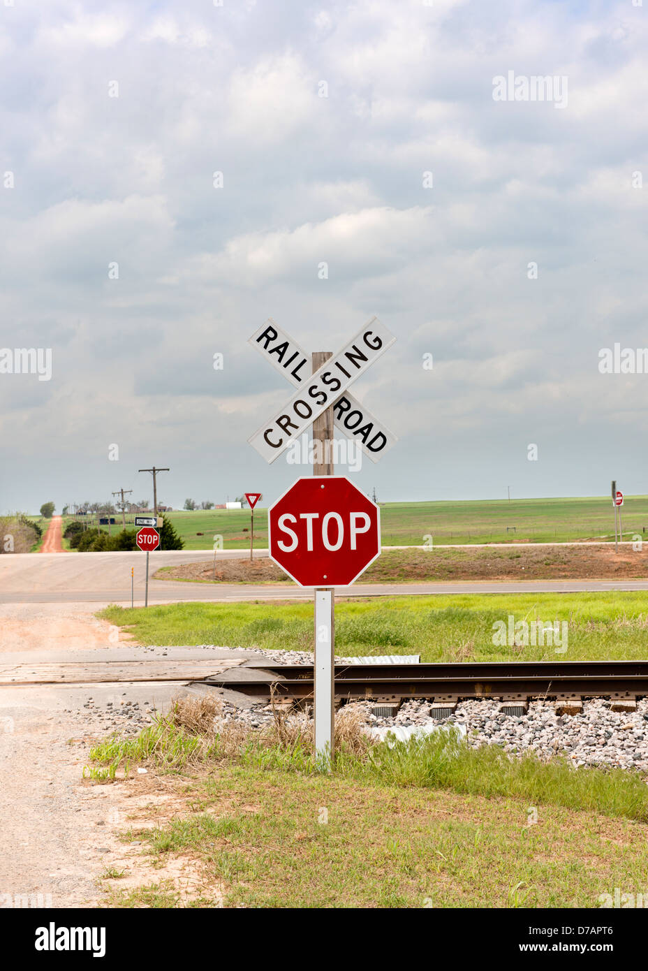 Ein Bahnübergang Zeichen neben einem Feldweg in ländlichen Oklahoma. Stockfoto