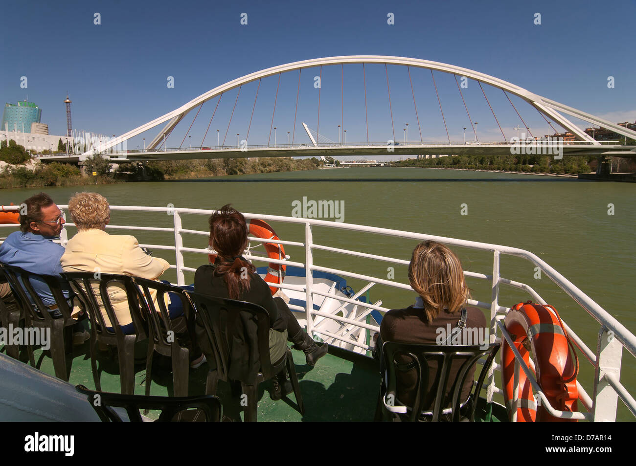 Barqueta-Brücke, Alamillo-Brücke und Fluss Guadalquivir Kreuzfahrt, Sevilla, Region von Andalusien, Spanien, Europa Stockfoto