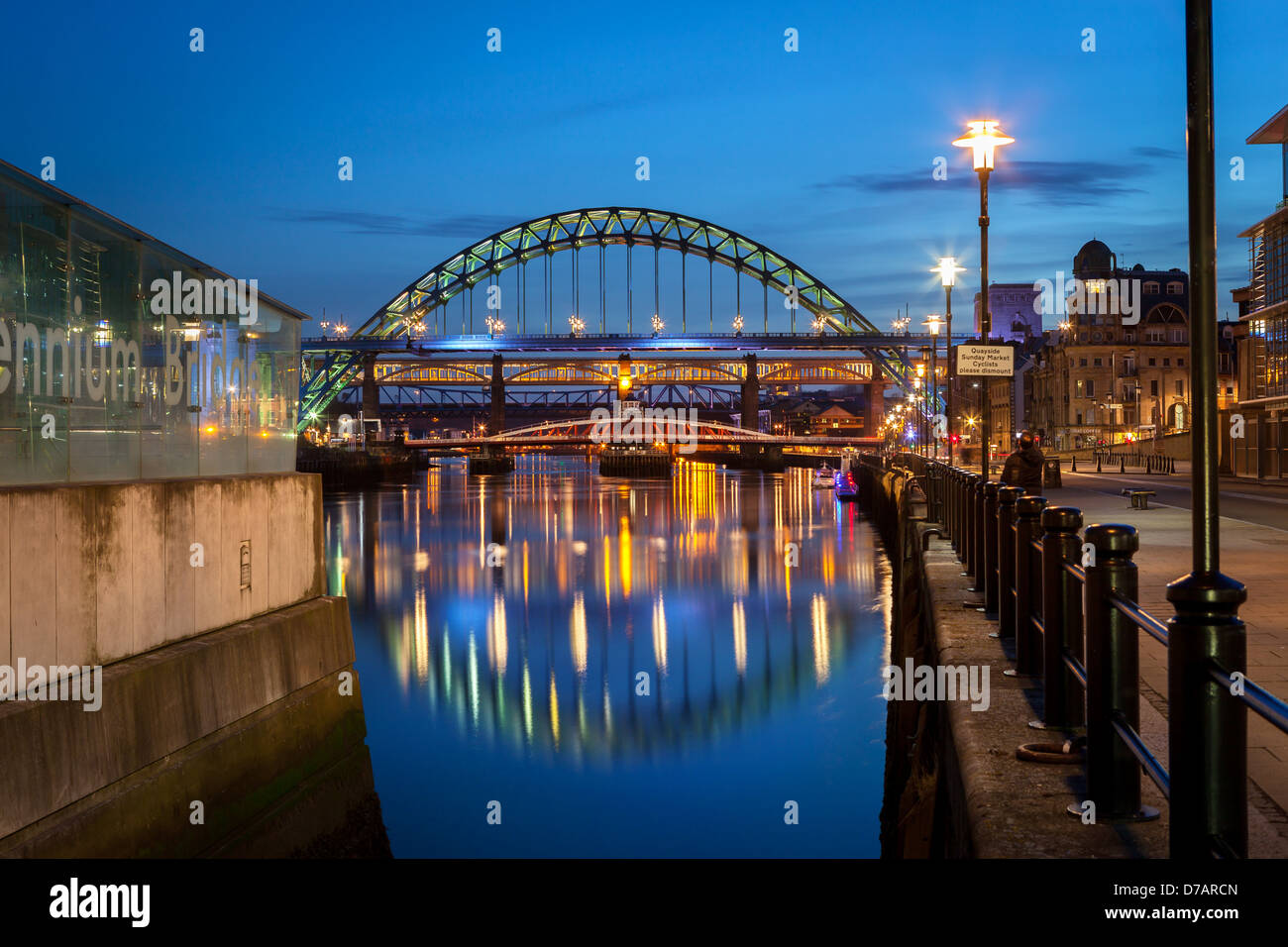 er Tyne Bridge ist eine durch Bogenbrücke über den Fluss Tyne im Nordosten Englands, Verknüpfung von Newcastle Upon Tyne und Gateshead. Stockfoto