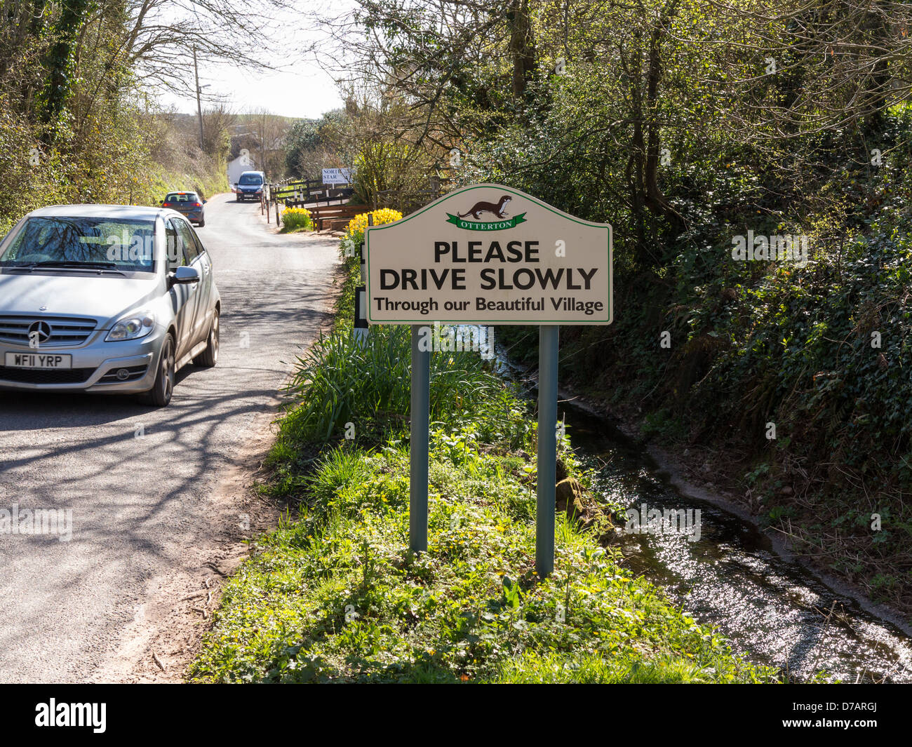 Bitte fahren Sie langsam durch unser schönes Dorf anmelden Otterton, Devon, England Stockfoto