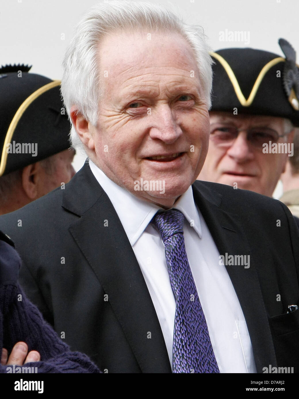 Journalist und Rundfunksprecher David Dimbleby erfüllt Mitglied der Streitkräfte am Vortag Margaret Thatcher Beerdigung in st.pauls Stockfoto